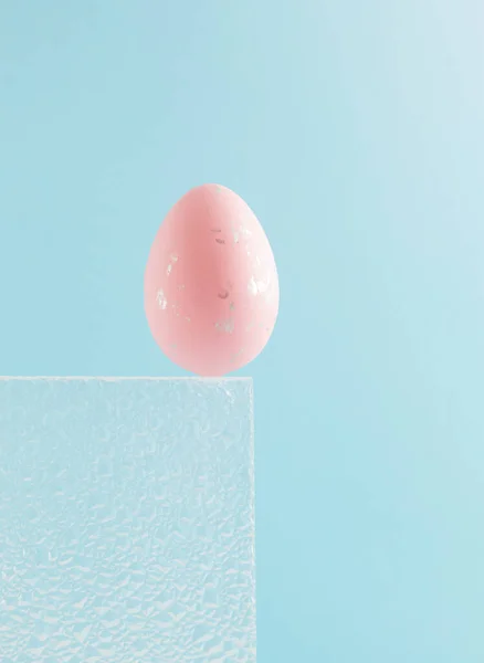 Ροζ Πασχαλινό Αυγό Μπλε Φόντο Ανάγλυφο Φόντο Υφή Γυαλιού Ελάχιστη — Φωτογραφία Αρχείου
