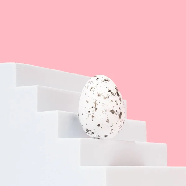 Μοντέρνα Σύνθεση Από Πασχαλινό Αυγό Άσπρες Σκάλες Ροζ Φόντο Παστέλ Royalty Free Εικόνες Αρχείου