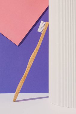 Mor arka planda çevre dostu bambu diş fırçası. Doğal organik banyo güzellik ürünü konsepti. Sağlık hizmetleri bileşimi.