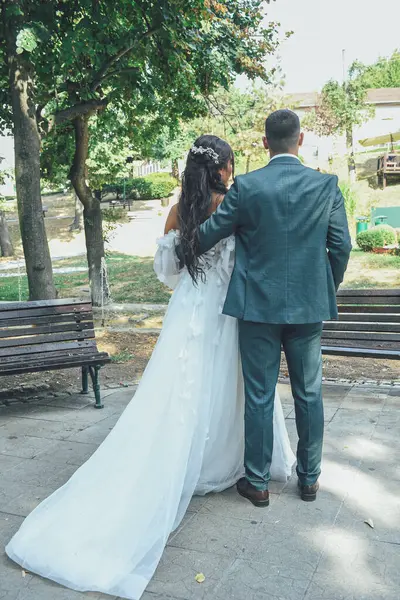 Gelin ya da damadın manzaralı açık havada huzurlu bir anın tadını çıkarışının arka görüntüsü. Düğün, aşk, evlilik ve kutlama için ilişki, sadakat ve bağlılık..