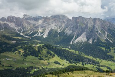 Dolomitlerde sonbahar ortamında tek bir yol uzun bir eğim