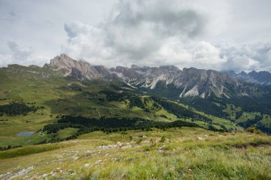 Dolomitlerde sonbahar ortamında tek bir yol uzun bir eğim
