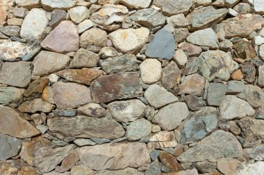 Dolomitlerde sonbahar ortamında tek bir yol uzun bir eğim
