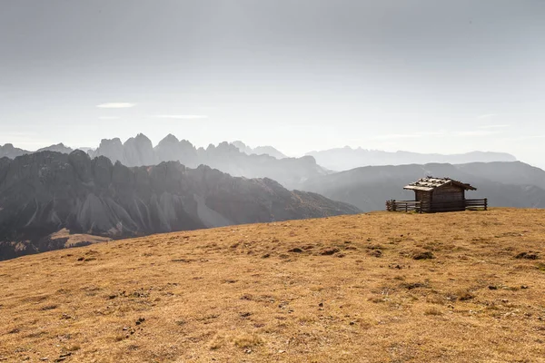 Cabine Única Sobre Uma Montanha Dolomitas Com Maravilhoso Panorama Outono — Fotografia de Stock
