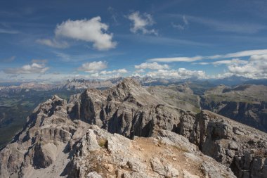 Dolomitlerdeki Puez grubunda Monte Duleda 'nın tepesinden görüntüle