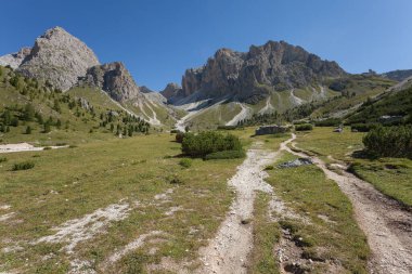 Val Gardena 'daki Dolomitler arasında geniş bir dağ vadisi manzarası