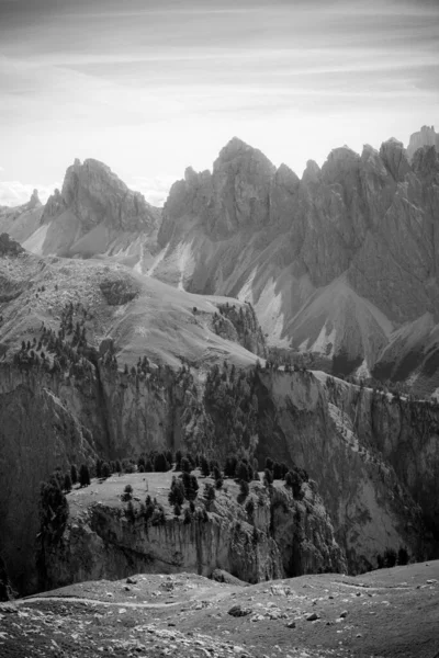 Val Gardena 'daki Dolomitler arasında geniş bir dağ vadisi manzarası