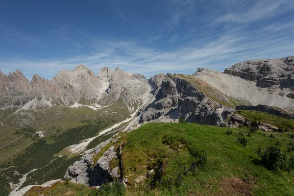 Val Gardena Daki Dolomitler Arasında Geniş Bir Dağ Vadisi Manzarası — Stok fotoğraf