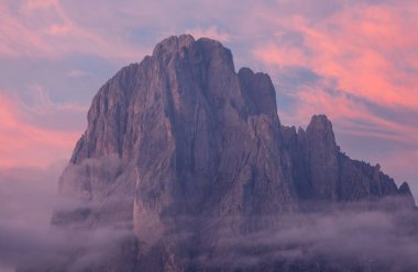 Sasso Lungo 'nun kuzey yakası Val Gardena bölgesinden gün doğumunda.