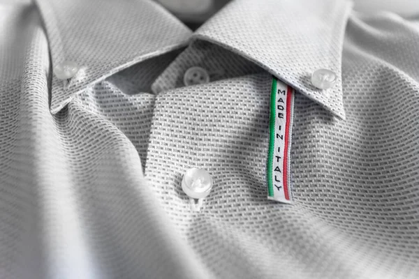 Vyrobeno Itálii Etiketa Bílé Bavlněné Košili — Stock fotografie