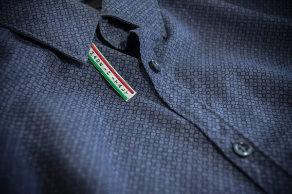 Etiqueta Made Italy Con Camisa Algodón Azul — Foto de Stock