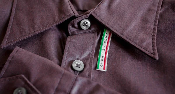 Vyrobeno Itálii Etiketa Fialové Bavlněné Košili — Stock fotografie