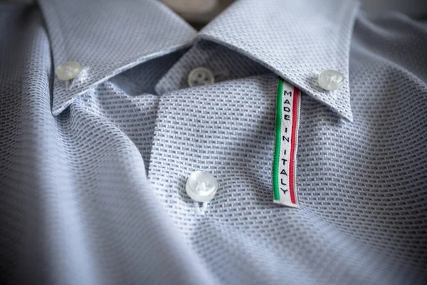 Vyrobeno Itálii Etiketa Bílé Bavlněné Košili — Stock fotografie