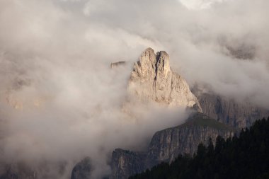 Bulutlu bir günde Sella grubuna bakın - Val Gardena, Dolomitler