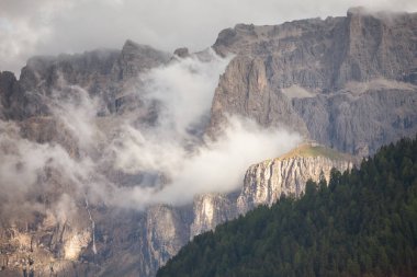 Bulutlu bir günde Sella grubuna bakın - Val Gardena, Dolomitler