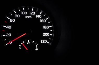 Siyah arka planda araç paneli