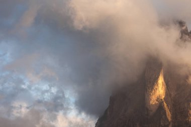 Bulutlu bir günde Sella grubuna bakın - Val Gardena, Dolomitler