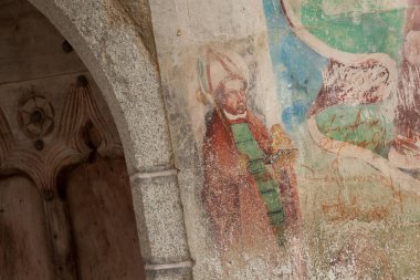 ALBIONS, İTALYA - EYLÜL 02, 2020: Metinde bir boya (fresk)
