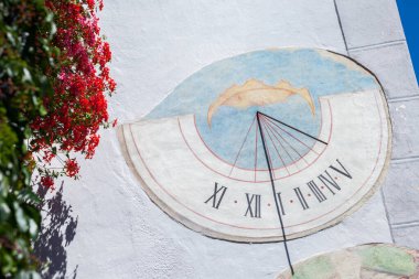 LAION, İtalya - 02 Eylül 2020 Kasabadaki özel bir evin dışında yeni restore edilmiş bir güneş saati.