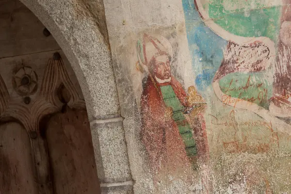 ALBIONS, İTALYA - EYLÜL 02, 2020: Metinde bir boya (fresk)