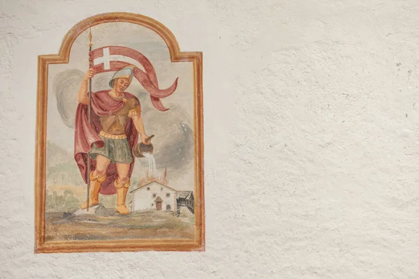 ALBIONS, İTALYA - EYLÜL 02, 2020: Metinde bir boya (fresk)