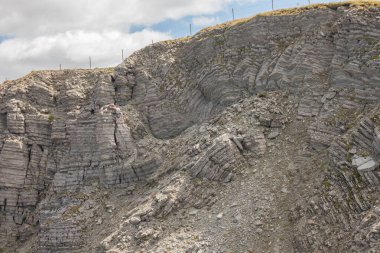 Dolomitlerdeki katmanlı dolomiye odaklan.