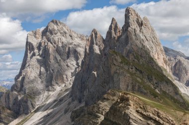 İtalyan Dolomitlerindeki Seceda bölgesinin manzarası