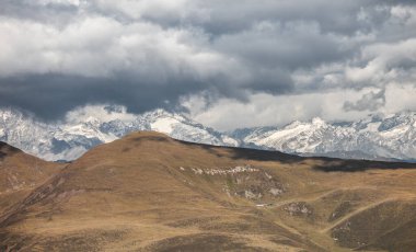 Sonbaharda Alpler arasında bir dağ çayırı