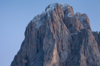 Sasso Lungo 'nun kuzey yakası. Val Gardena bölgesinden gün batımında.