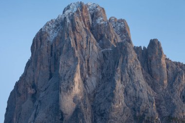 Sasso Lungo 'nun kuzey yakası. Val Gardena bölgesinden gün batımında.