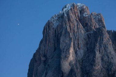 Geceleyin Sasso Lungo 'nun kuzey yakası Val Gardena bölgesinden.