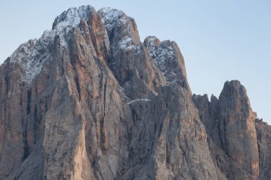 Sasso Lungo 'nun kuzey yakası. Val Gardena bölgesinden gün batımında.