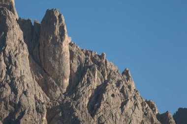 Sasso Lungo 'nun kuzey yakası. Val Gardena bölgesinden gün batımında.