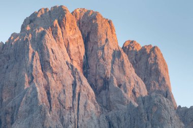 Sasso Lungo 'nun kuzey yakası. Val Gardena bölgesinden gün batımında.