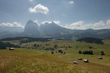 Sciliar 'ın kuzey tarafındaki geniş çayırlar Dolomitler' deki Alpe di Siusi bölgesinden geliyor.