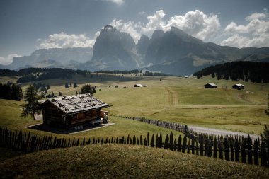 Sciliar 'ın kuzey tarafındaki geniş çayırlar Dolomitler' deki Alpe di Siusi bölgesinden geliyor.