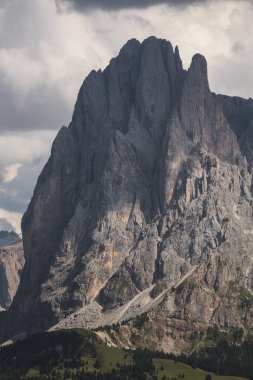Sasso Lungo 'nun batı yakası Dolomitlerdeki Alpe di Siusi bölgesinden.