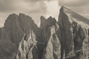Sasso Lungo ans Sasso Piatto 'nun batı yakası Dolomitlerdeki Alpe di Siusi bölgesinden geliyor.