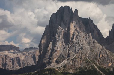 Sasso Lungo 'nun batı yakası Dolomitlerdeki Alpe di Siusi bölgesinden.
