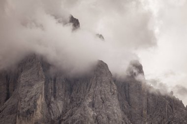 Sasso Lungo 'nun kuzey yakası. Val Gardena bölgesinden gün batımında.