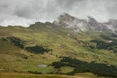 Val Gardena 'daki Dolomitler arasında geniş bir dağ vadisi manzarası