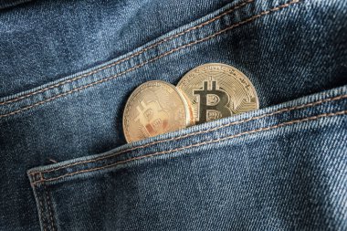 Kot pantolonun cebinde iki Bitcoin madeni para