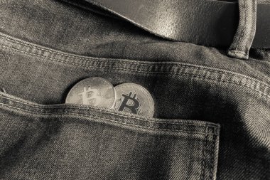 Kot pantolonun cebinde iki Bitcoin madeni para