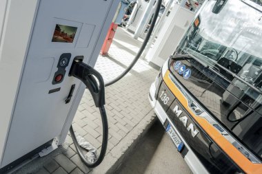 Venedik, İtalya - 20 Mart 2025 Yerel toplu taşıma filosunu yenilemek için bulunan vali sayesinde yepyeni bir elektrikli otobüs satın alındı.