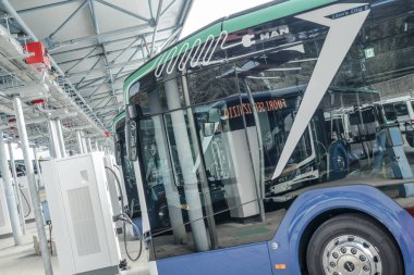 Venedik, İtalya - 20 Mart 2025 Yerel toplu taşıma filosunu yenilemek için bulunan vali sayesinde yepyeni bir elektrikli otobüs satın alındı.