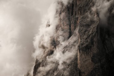 Sasso Lungo 'nun kuzey yakası Val Gardena bölgesinden bulutların arasında.
