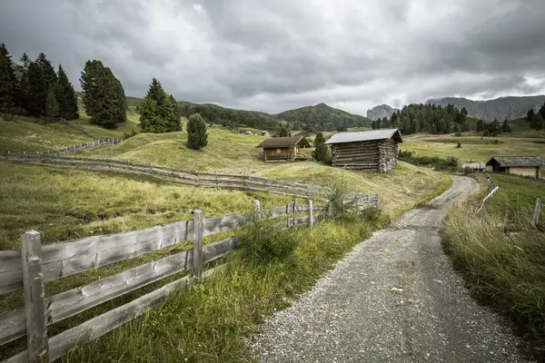 Dolomitler 'de bir dağ otlağının üzerinde harika manzaralı küçük bir ev.