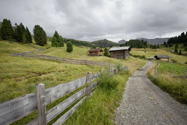 Dolomitler 'de bir dağ otlağının üzerinde harika manzaralı küçük bir ev.