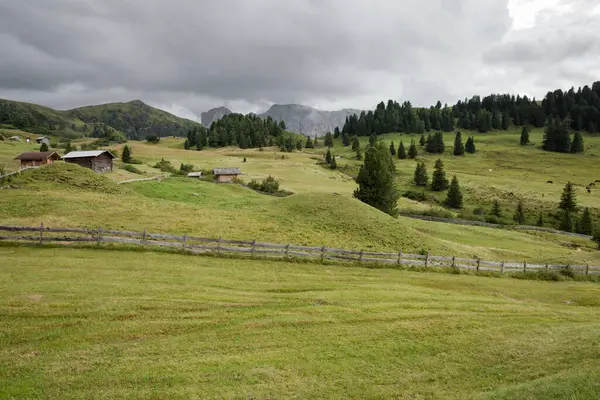 Dolomitler 'de bir dağ otlağının üzerinde harika manzaralı küçük bir ev.