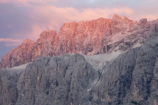 Monte Sella 'nın kuzey yakası, Val Gardena bölgesinden gün batımında.